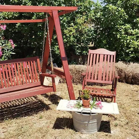 Charming Retreat In With Fenced Garden *